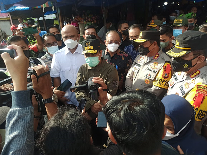 Pantau Harga Bahan Pokok Jelang Nataru, Kanwil VI KPPU Bersama Plt. Gubernur Sulsel dan Kapolda Sulsel Sidak Pasar Pabaeng-baeng